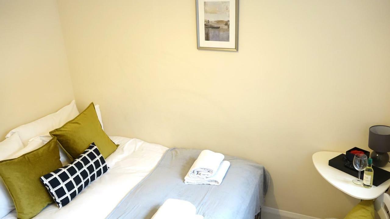 Heathrow Ensuite Rooms- Auto Check In London Exterior photo