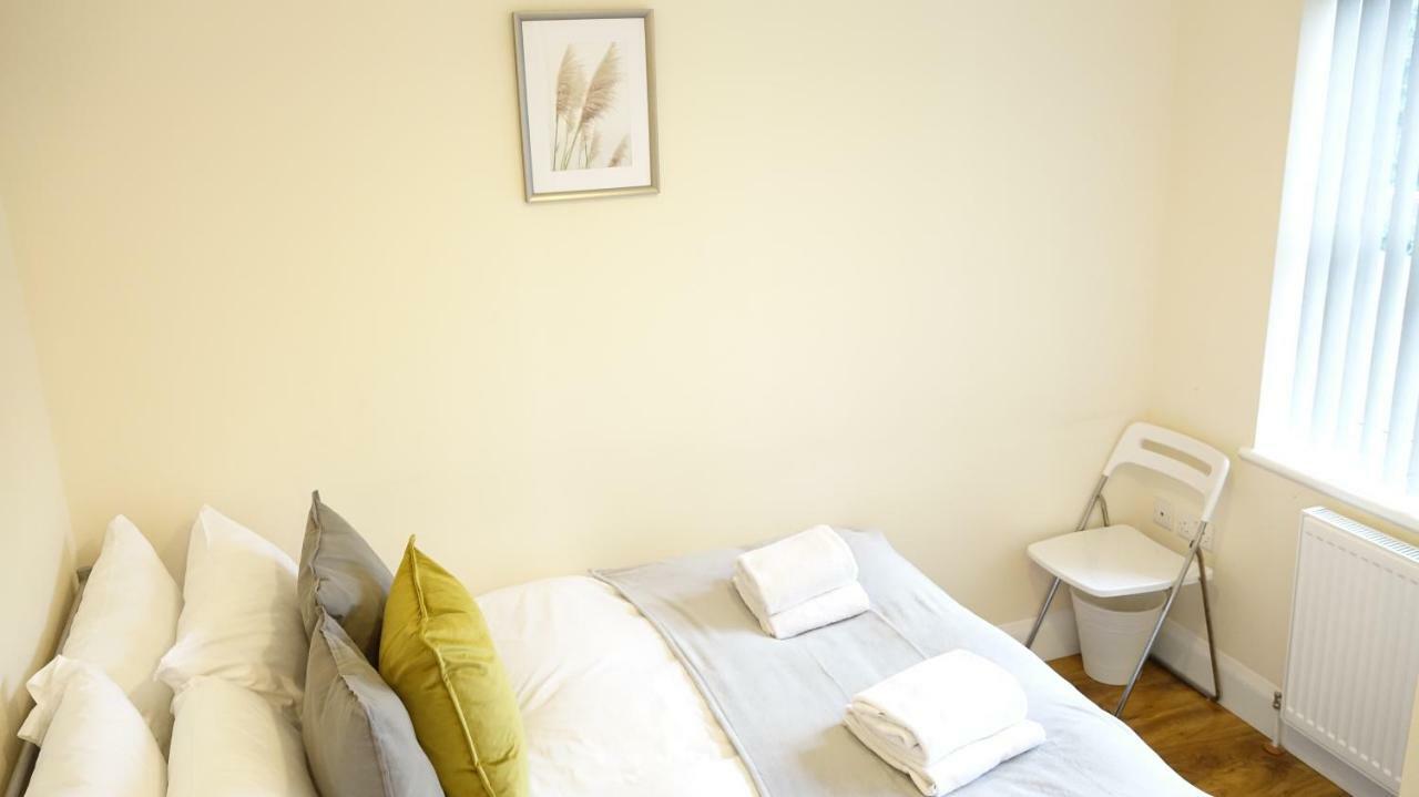Heathrow Ensuite Rooms- Auto Check In London Exterior photo