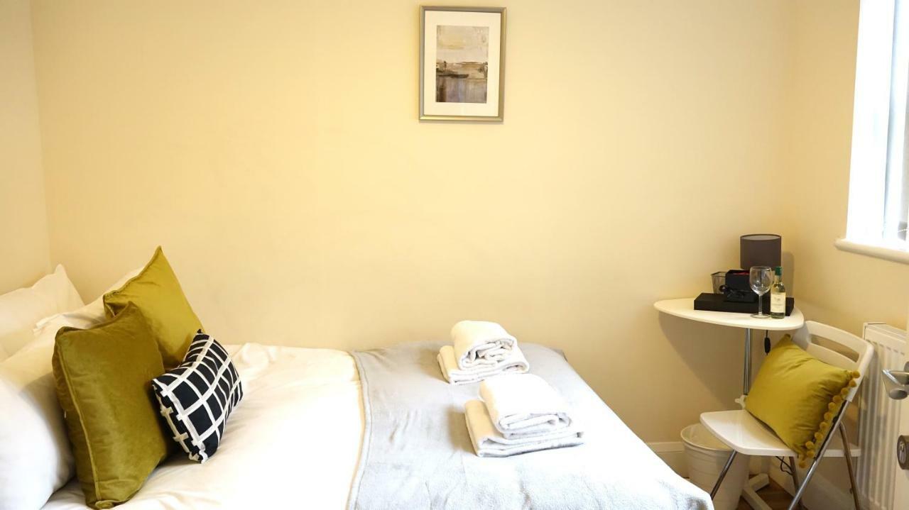 Heathrow Ensuite Rooms- Auto Check In London Exterior photo