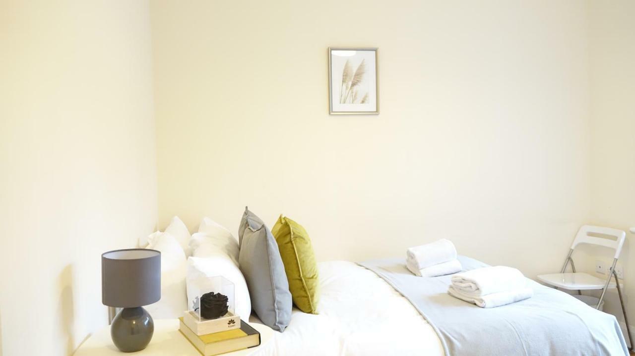 Heathrow Ensuite Rooms- Auto Check In London Exterior photo
