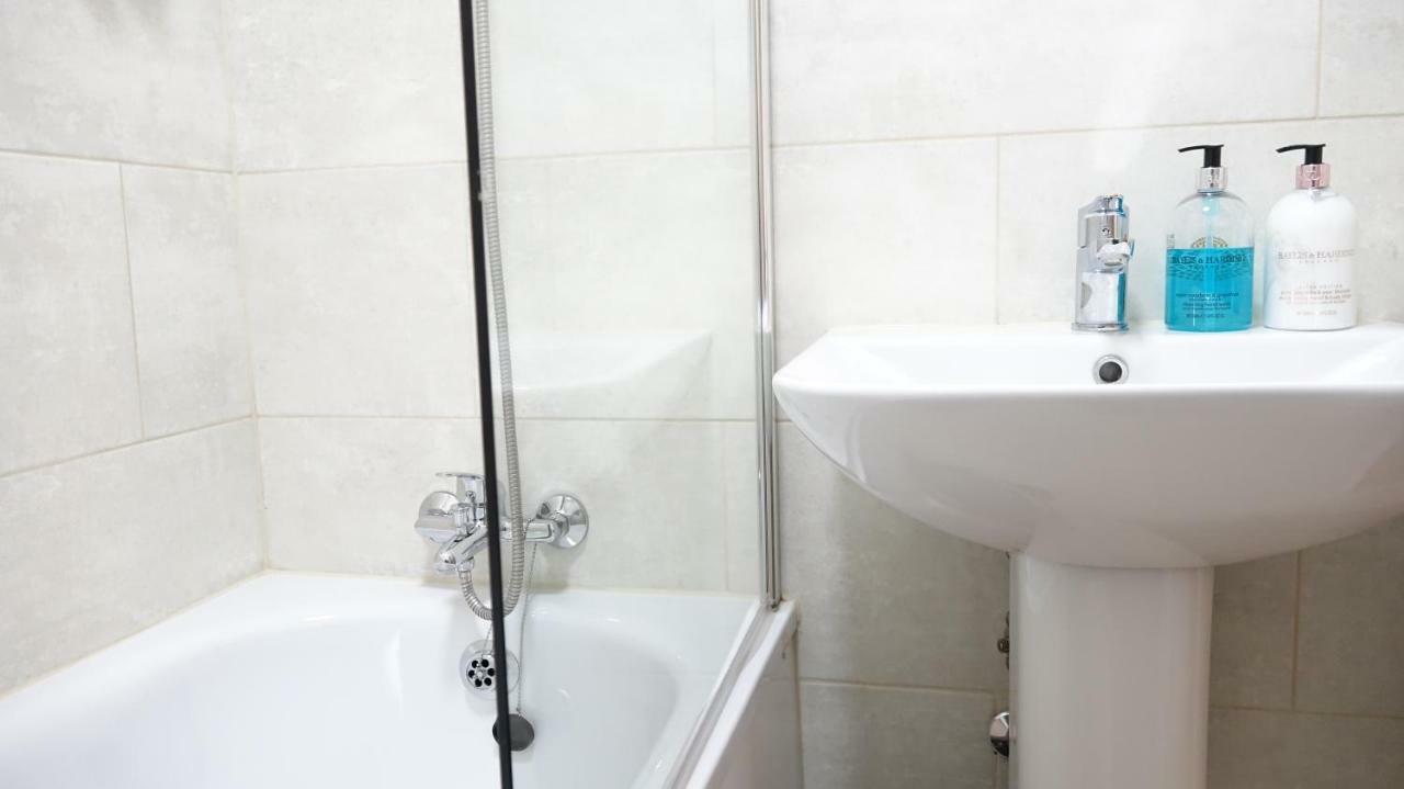 Heathrow Ensuite Rooms- Auto Check In London Exterior photo