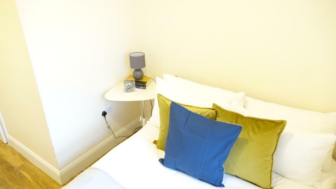 Heathrow Ensuite Rooms- Auto Check In London Exterior photo