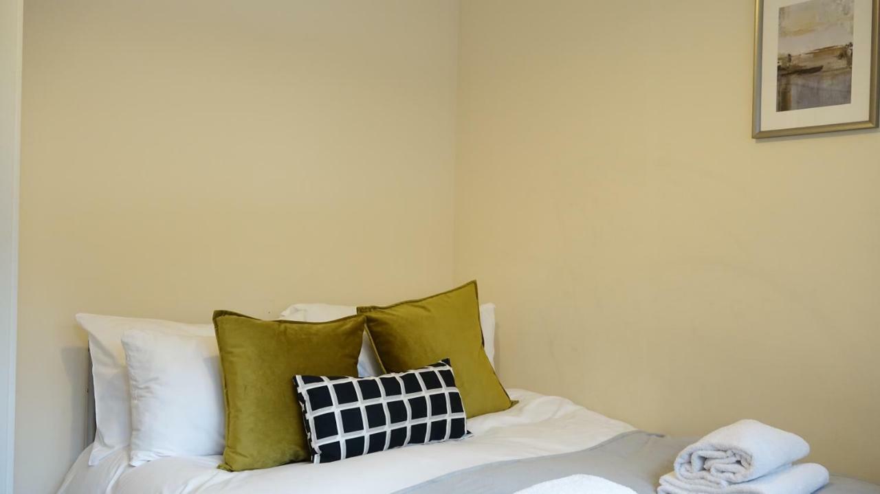 Heathrow Ensuite Rooms- Auto Check In London Exterior photo