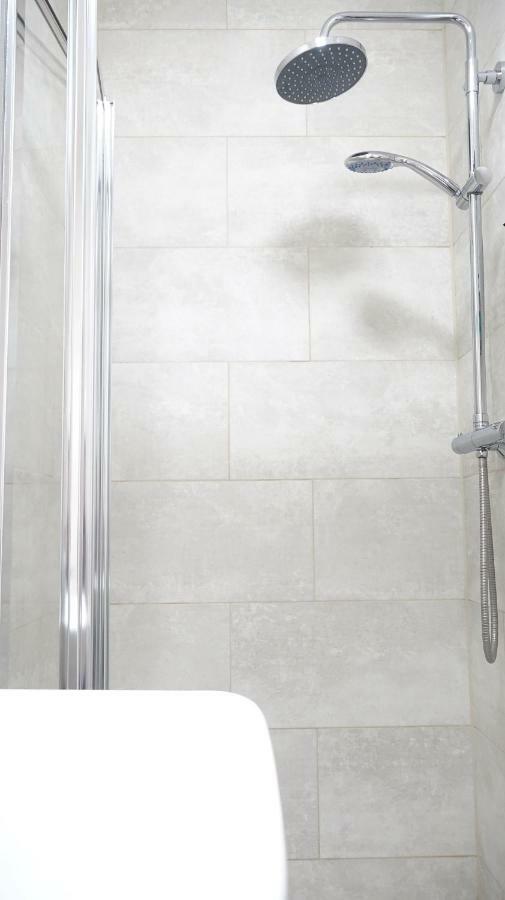 Heathrow Ensuite Rooms- Auto Check In London Exterior photo